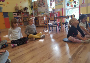 Dzieci biorą udział w ćwiczeniach relaksacyjnych.